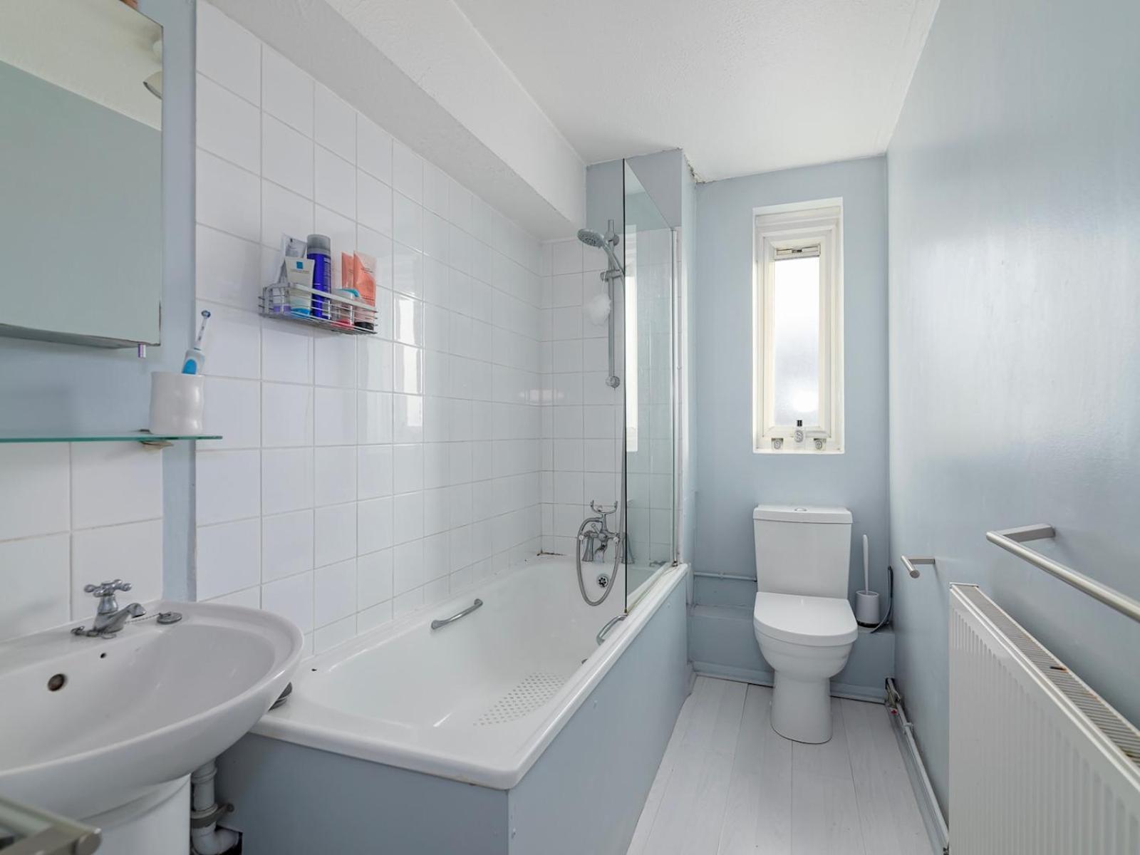 Cozy 1br Flat Walk From Fields Sleeps 2 Pass The Keys *