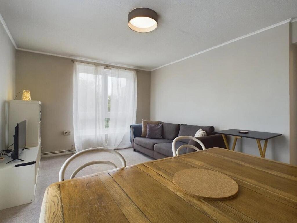 Cozy 1br Flat Walk From Fields Sleeps 2 Pass The Keys *