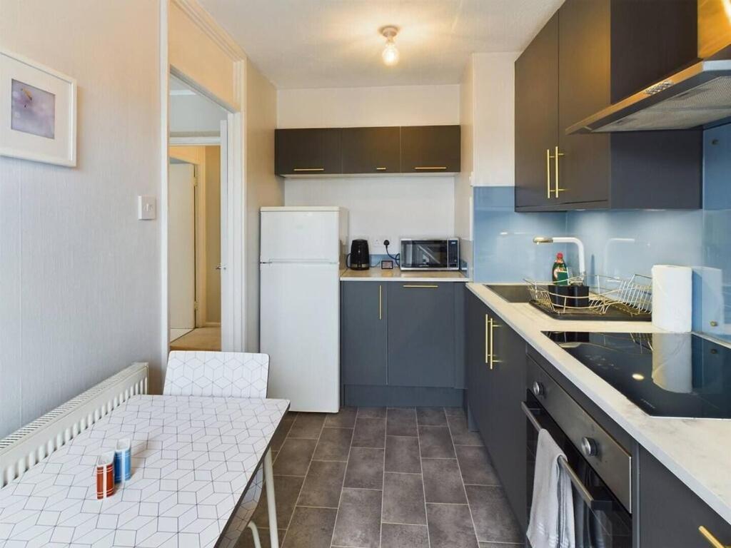Cozy 1br Flat Walk From Fields Sleeps 2 Pass The Keys